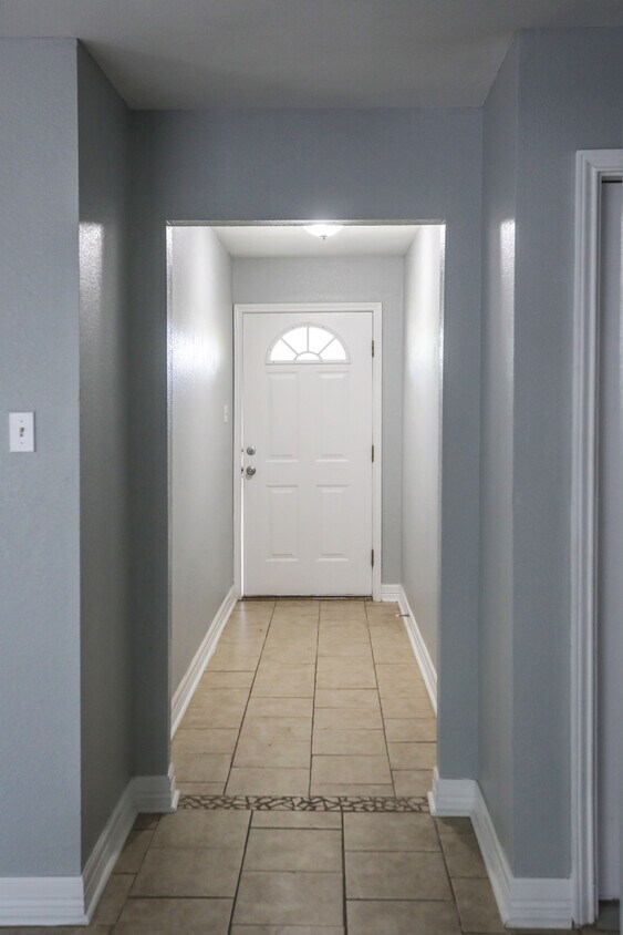 Primary Photo - 7 Parkland Cir