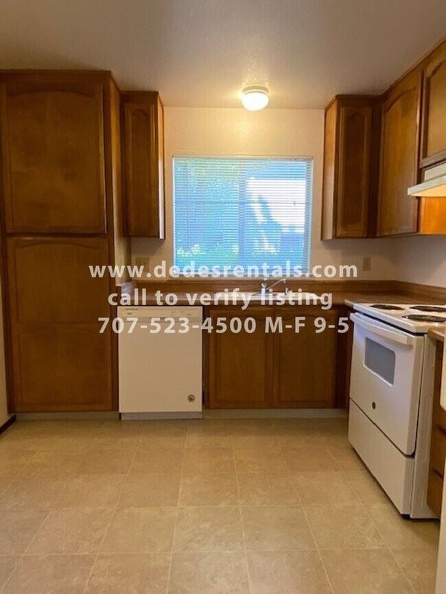 Building Photo - Attractive Condo in Beautiful Healdsburg!