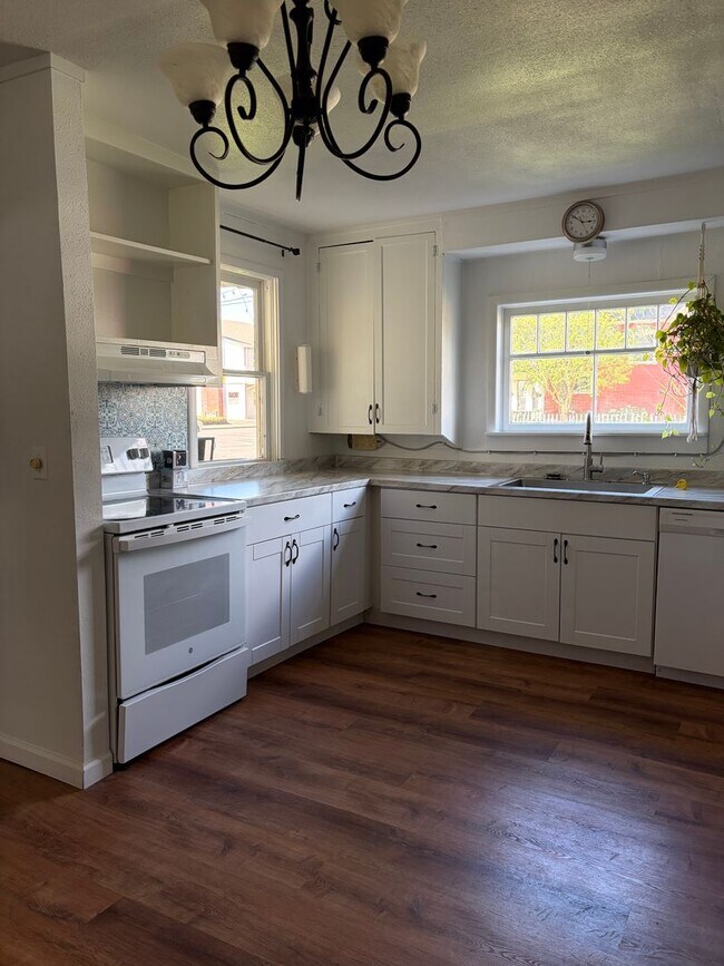 Foto del edificio - Newly Remodeled Two Bedroom with Sun Room!