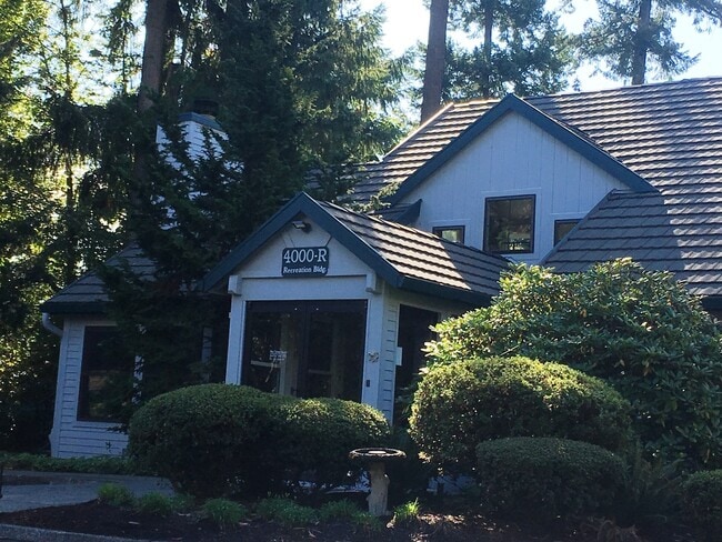 Building Photo - *Price Reduced!* Darling Updated Condo Loc...