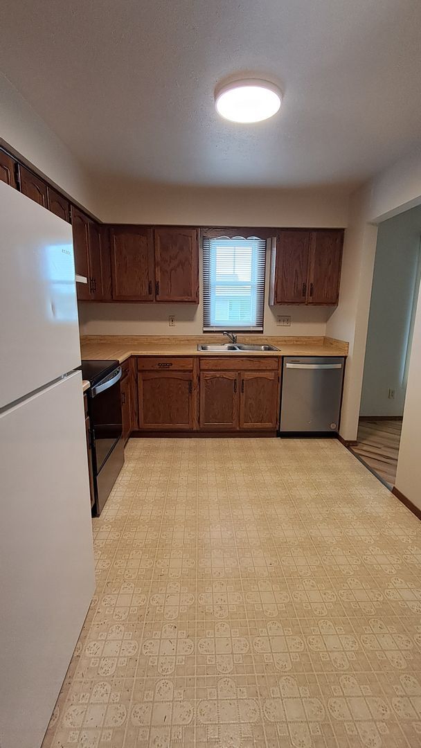 Building Photo - 6006 Boxwood Dr