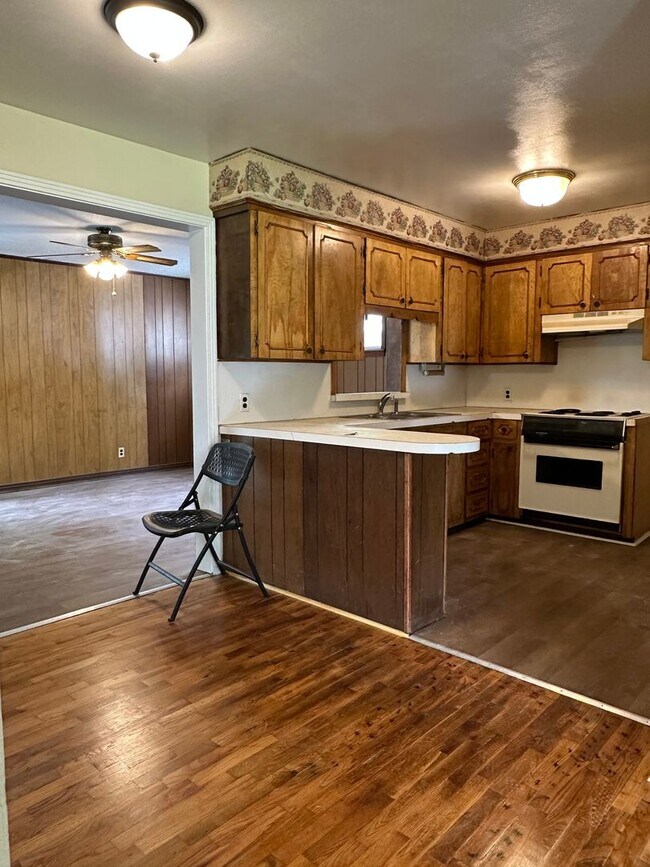 Building Photo - 3 Bedroom 2 bathroom home central air and Heat.