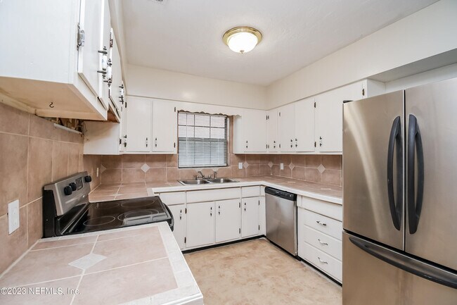 Building Photo - 2438 Kellow Cir