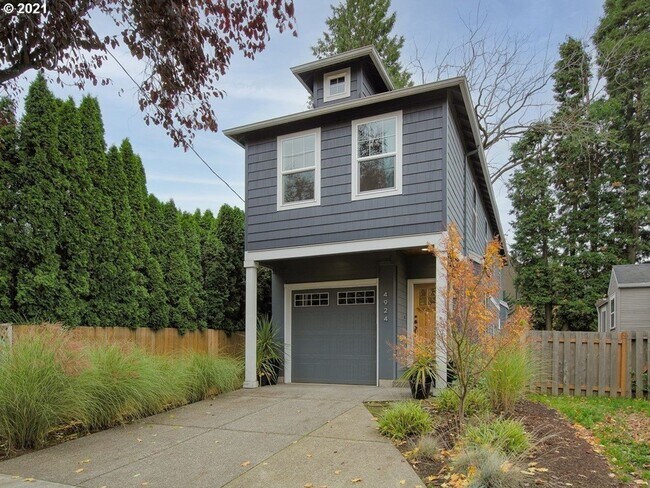 Building Photo - Gorgeous 3 Bed, 2.5 Bath Oasis!