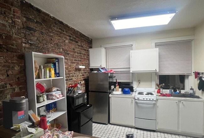 Foto del edificio - 2BR 1Bth unit. Heat/Hot Water included. Great location!