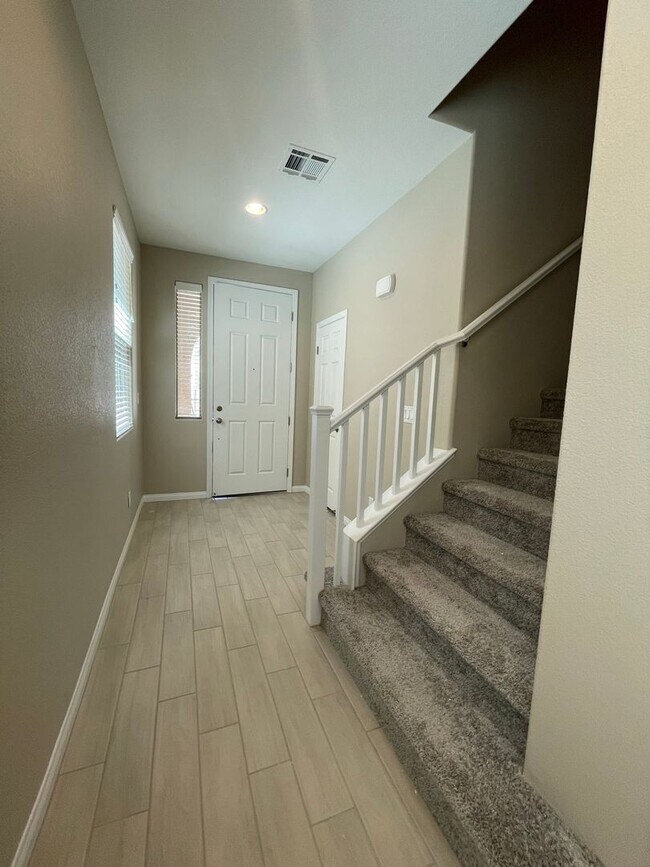 Building Photo - Newer Home! READY FOR MOVE IN!!