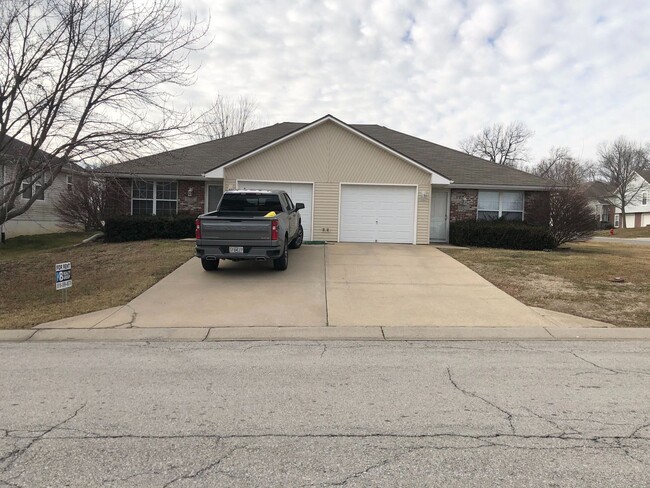 Building Photo - 2 Bed Single Level Duplex in Blue Springs