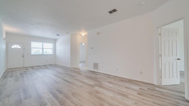 Foto del edificio - 5612 Rose Garden Rd