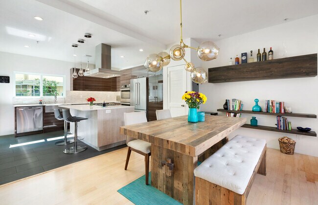Dining Area - 907 Lincoln Blvd