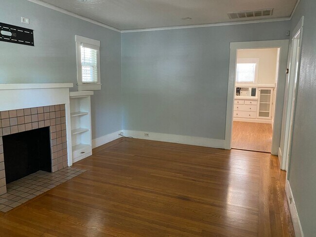 Foto del edificio - Charming 2 bed/1 bath cottage only 2 blocks from McKinley Park -Available in the beginning of July!