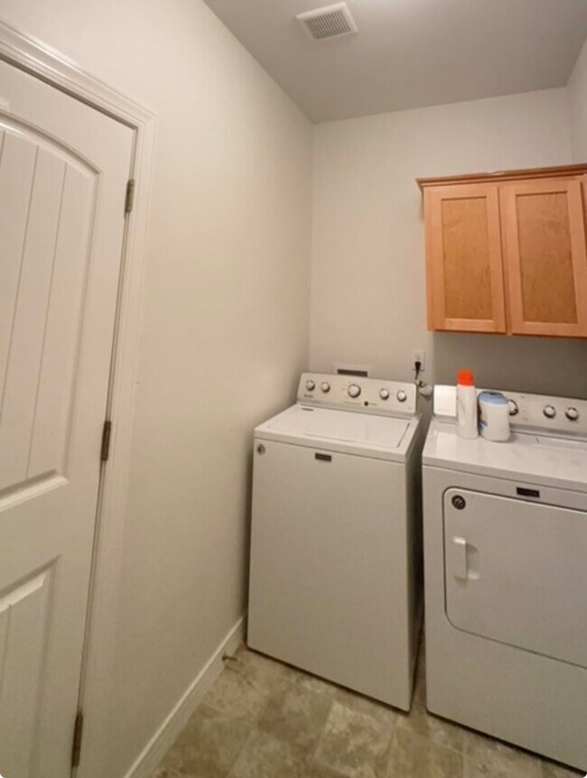 Foto del edificio - 758 Meadowlawn Pl