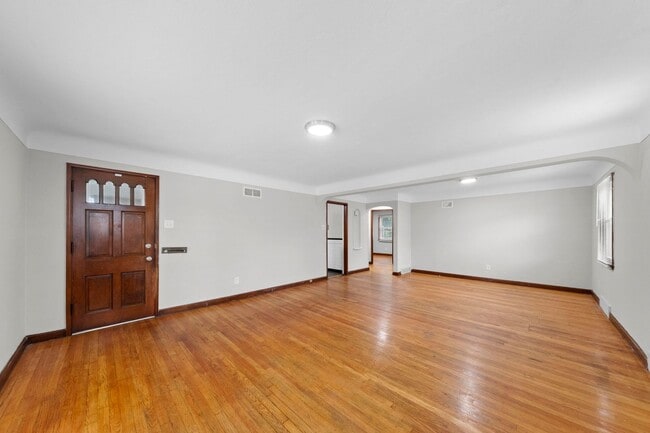 Building Photo - 2 bedroom Single Family Home with Fenced i...