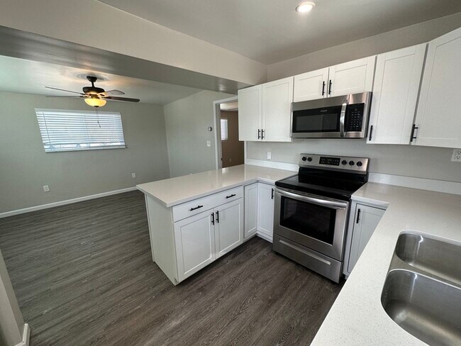 Building Photo - Cute 1 Bedroom Casita Home in North Phoeni...