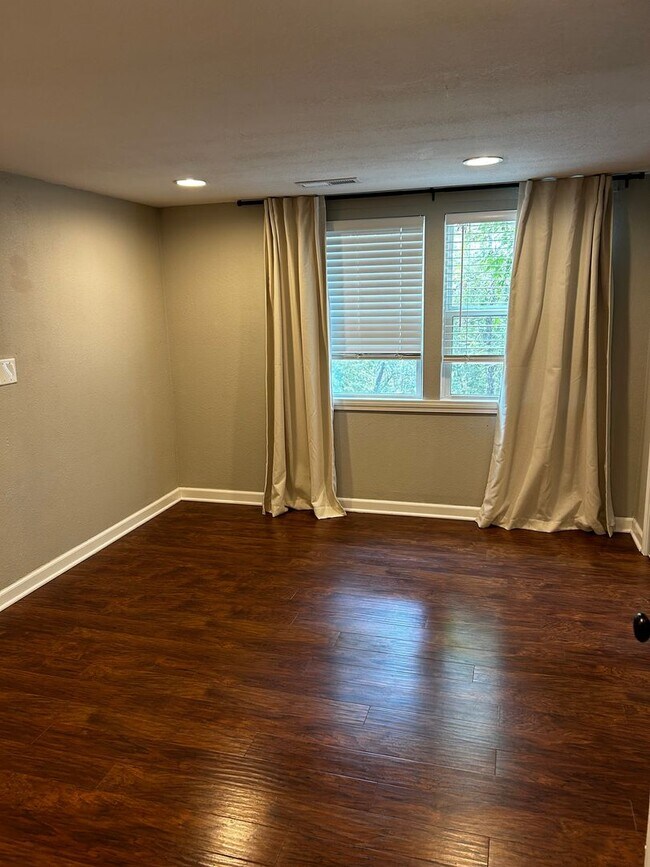 Building Photo - 4 Bedroom 3.5 Bathroom Home