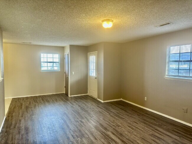 Building Photo - 1909 Cypress Pl