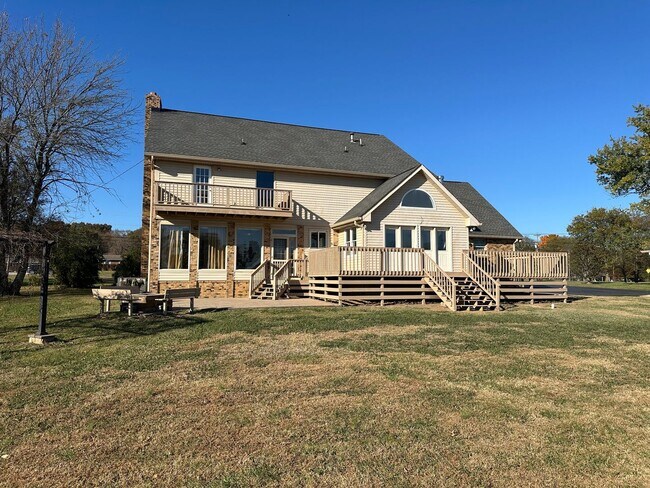 Building Photo - FOR LEASE - 4 Bed, 4 Bath, 5000sqft, 1.5 a...