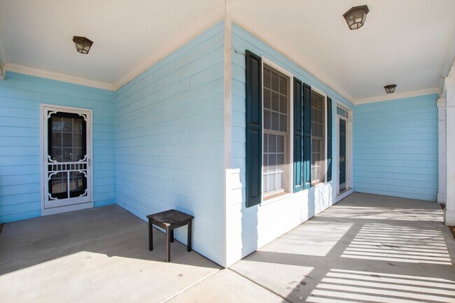 Building Photo - Exceptional 5-Bedroom Residence in the Hea...