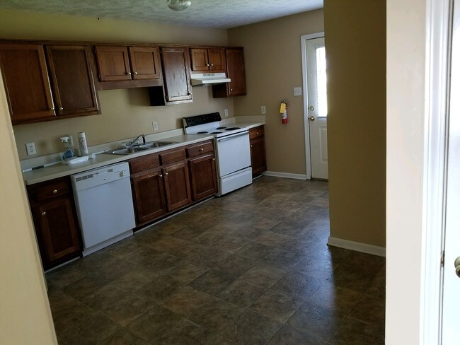 Building Photo - 595 Egg Hill Rd