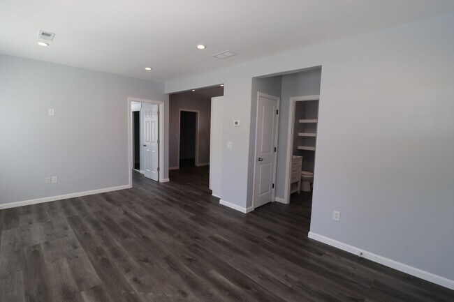Building Photo - Complete remodel ready for rent!