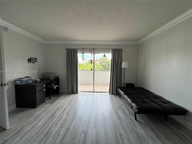 Building Photo - 6886 N Kendall Dr