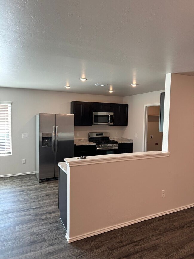 Foto del edificio - *MARCH MADNESS SAVINGS!* NEWER Three Bedro...