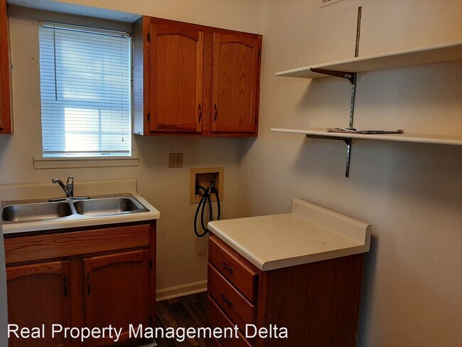 Building Photo - 2 br, 1 bath House - 634 Van Buren St.