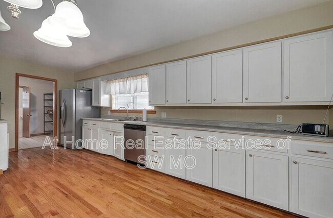 Building Photo - 833 W Riverside St