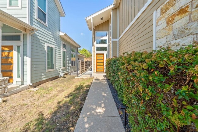 Building Photo - 1406 Casa Dr