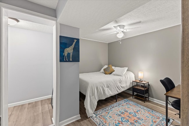 Building Photo - 350 Hill Park Dr