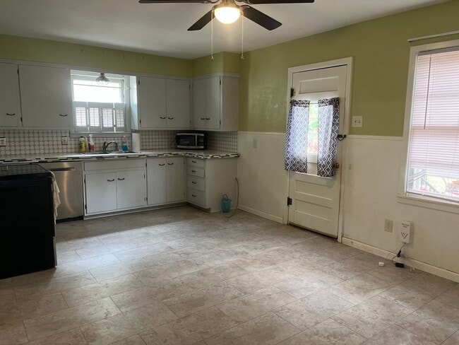 Foto del edificio - 3 BEDROOMS, 1.5 BATH, 1 CAR GARAGE