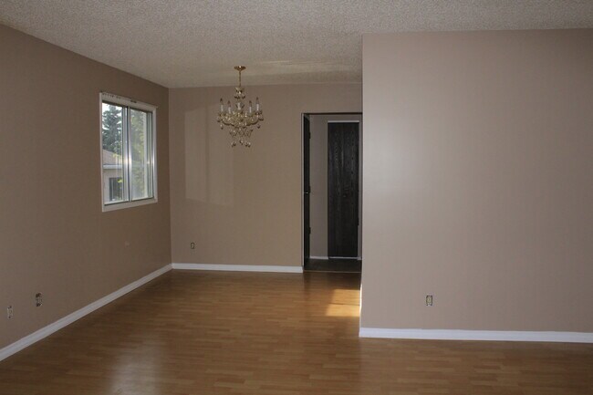 Building Photo - 4212 28 Av NW