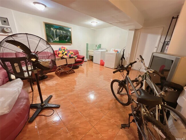 Foto del edificio - 240-44 68th Ave