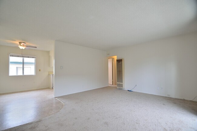 Building Photo - 2302 Marshallfield Ln