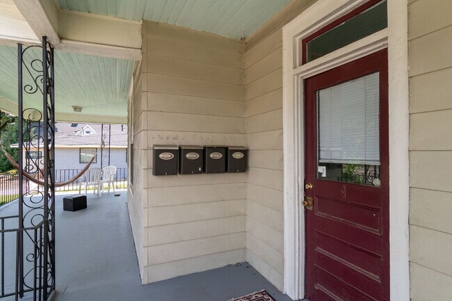 Building Photo - "Charming 1-Bedroom Apartment in a 4-unit ...