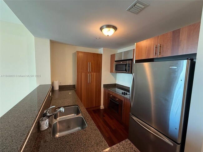 Foto del edificio - 300 S Biscayne Blvd