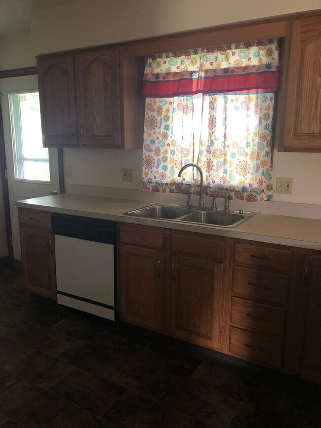 Building Photo - 2 Bedroom / 1.5 Bath Condo