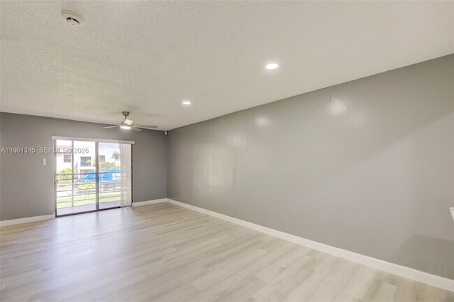 Foto del edificio - 851 NE 209th Terrace