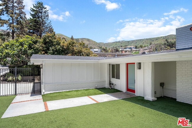 Building Photo - 1300 Bienveneda Ave