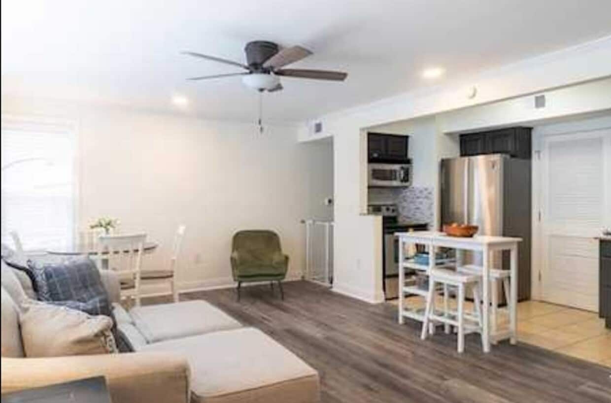 Building Photo - 3 BED 2 BATH Close to campus at Turnberry Condo's