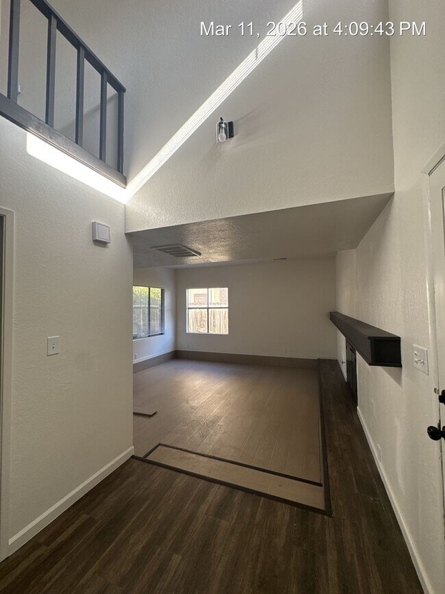 Building Photo - 3512