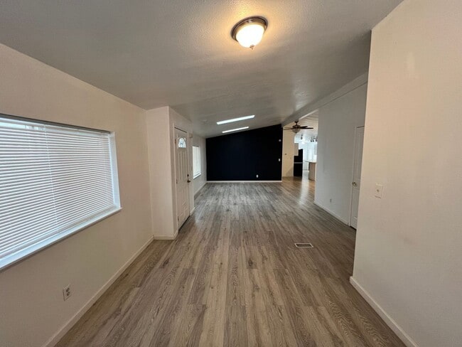 Building Photo - Updated 3 Bedroom / 2 Bath Mobile Home on ...