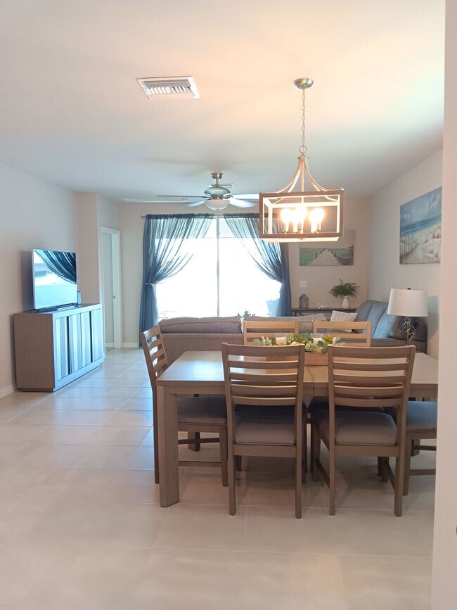 Foto del edificio - BEAUTIFULLY FURNISHED HOME