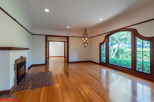 Foto del edificio - Charming Home | Spanish Architecture | Desirable Location