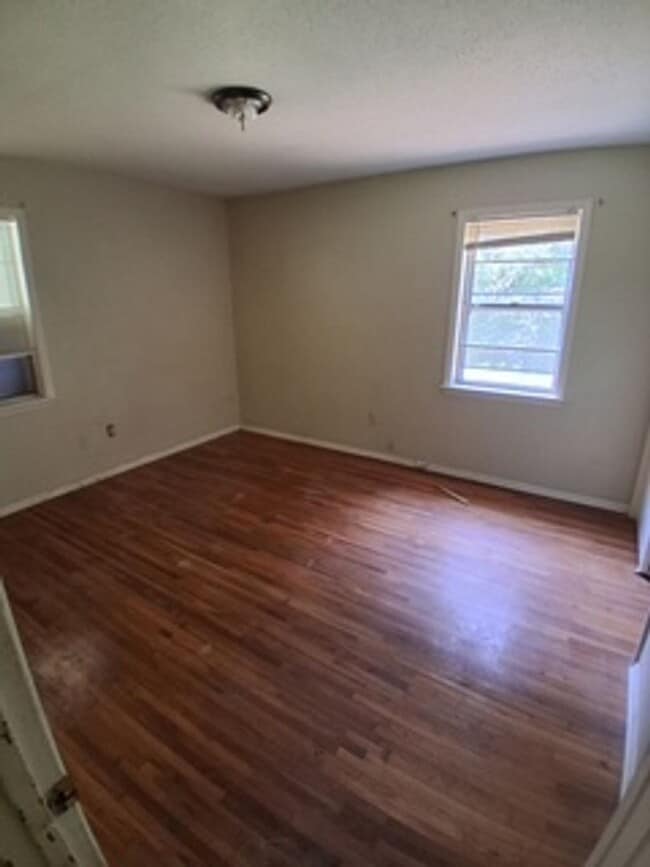 Building Photo - MOVE IN TODAY !!!!!