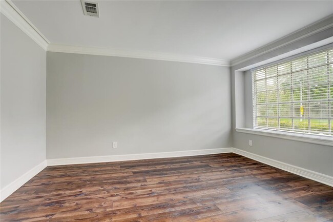 Building Photo - 5806 Ludington Dr