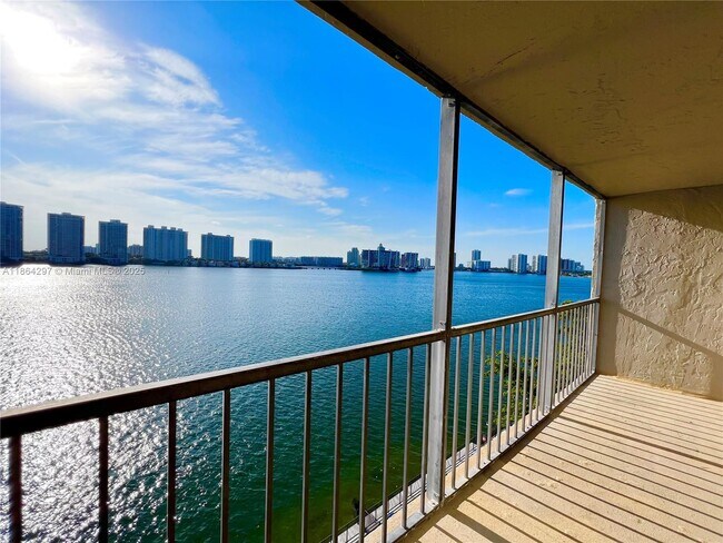 Foto del edificio - 17600 N Bay Rd