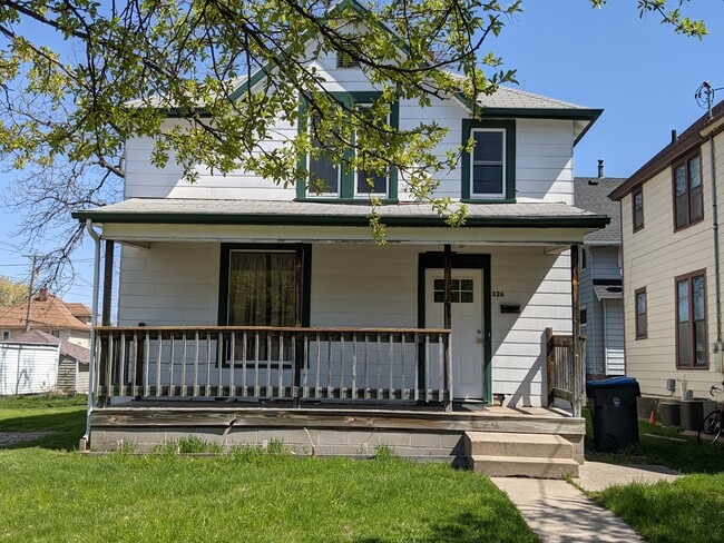 Building Photo - 326 E Hickory St