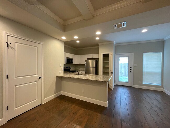 Building Photo - Townhome for rent