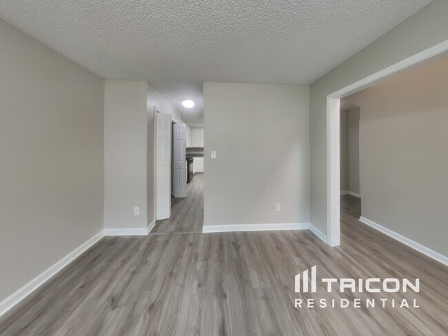 Foto del edificio - 5753 Village Loop