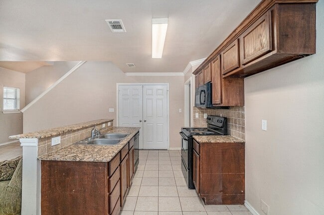 Building Photo - 542 Mast Ct